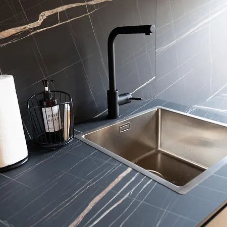 Reuetta - Elegant And In