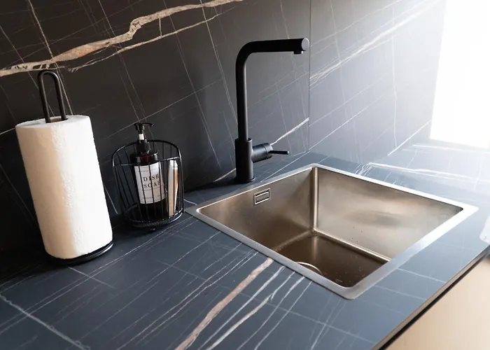 Reuetta - Elegant And In