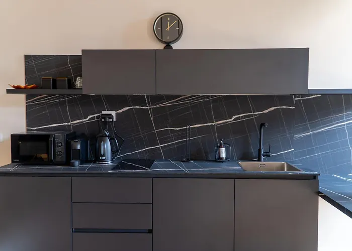 Reuetta - Elegant And In