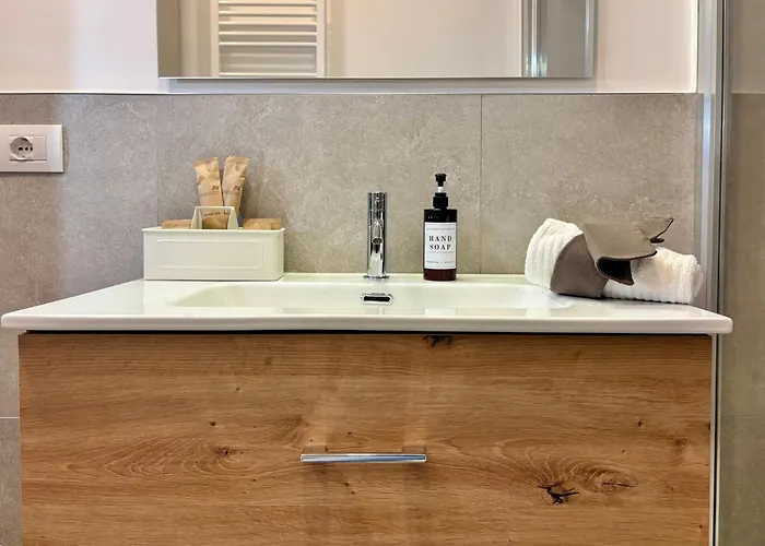 Reuetta - Elegant And In