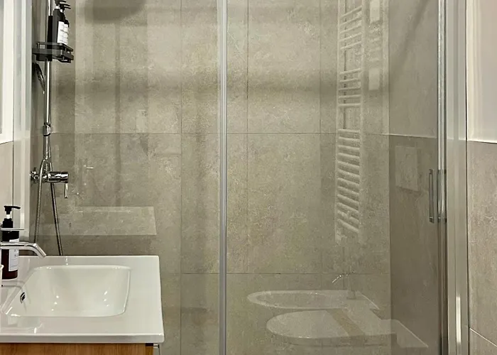 Reuetta - Elegant And In